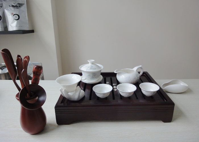 A tea set sitting on a tray. Source: Teavivre.com > Tea Pictures